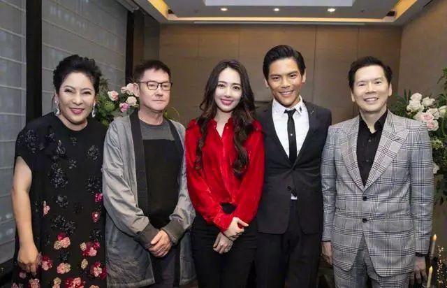 向佐郭碧婷情侣装游尼泊尔，郭碧婷亲吻小动物，向佐看她眼神宠溺