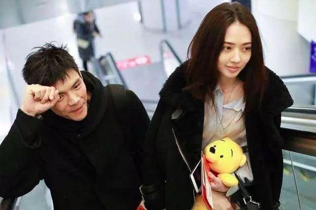 向佐郭碧婷情侣装游尼泊尔，郭碧婷亲吻小动物，向佐看她眼神宠溺