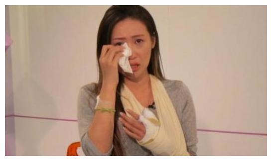 谢霆锋翻版妹妹伍淑怡，“露点裸照”被人兜售，割脉以死控诉