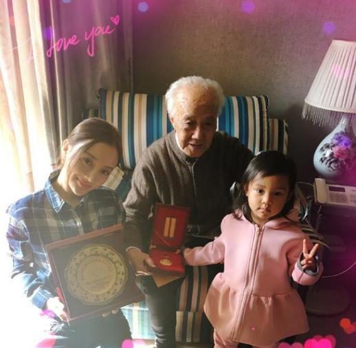 她是著名女演员，也是李小璐亲妈，中俄混血大美人，身价也上亿