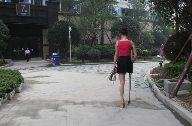镜头下：穿高跟鞋的“独脚”女孩