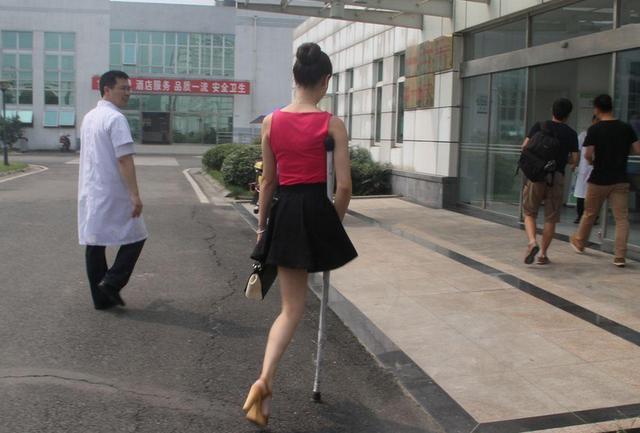 镜头下：穿高跟鞋的“独脚”女孩
