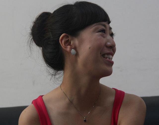 镜头下：穿高跟鞋的“独脚”女孩