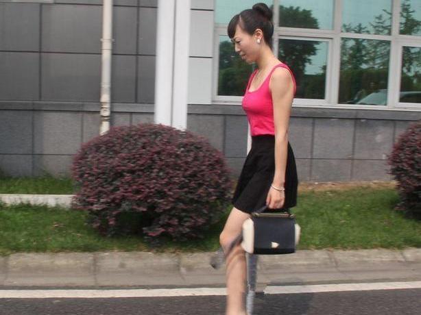 镜头下：穿高跟鞋的“独脚”女孩