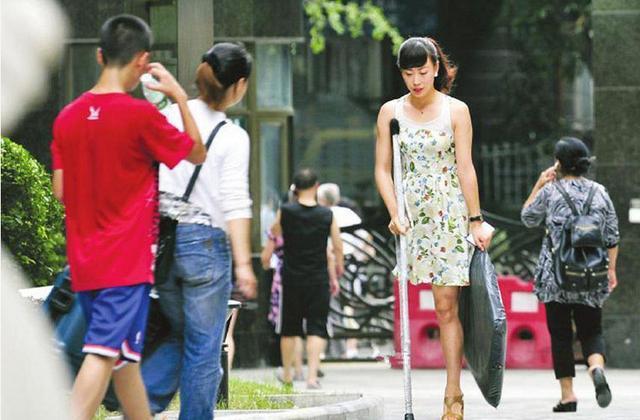 镜头下：穿高跟鞋的“独脚”女孩