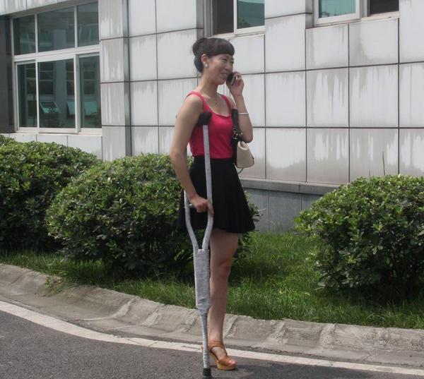 镜头下：穿高跟鞋的“独脚”女孩
