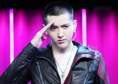 ​吴亦凡在舞台上被激光笔射眼，严重可能导致失明