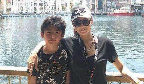 谢霆锋大儿子12岁了，这么大年纪就有腹肌了，网友：满满的荷尔蒙