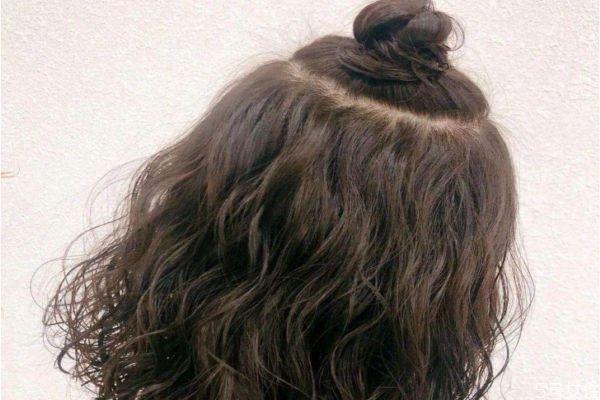 烫了羊毛卷如何打理 羊毛卷适合染什么颜色