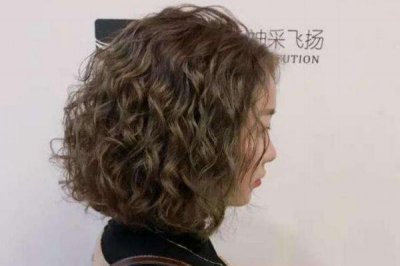 ​烫了羊毛卷如何打理 羊毛卷适合染什么颜色