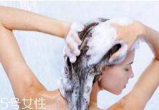 怎么让头发蓬松？换个方向分发线