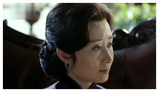 她当红时为丈夫淡圈，结婚7年惨遭抛弃，今41为女儿终身不嫁！