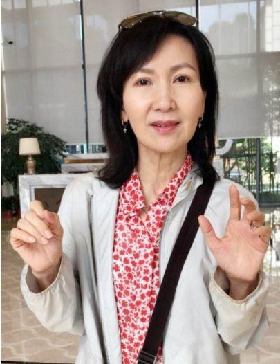 她与富豪结婚，遭抛弃，流产导致终身不孕，如今家庭幸福美满