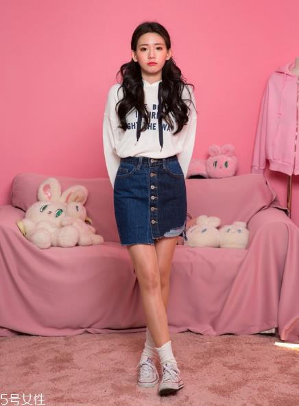 卫衣搭配牛仔裙好看吗？瞬间减龄变少女