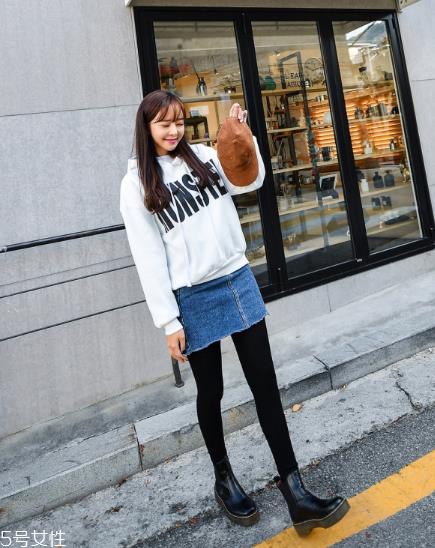 卫衣搭配牛仔裙好看吗？瞬间减龄变少女