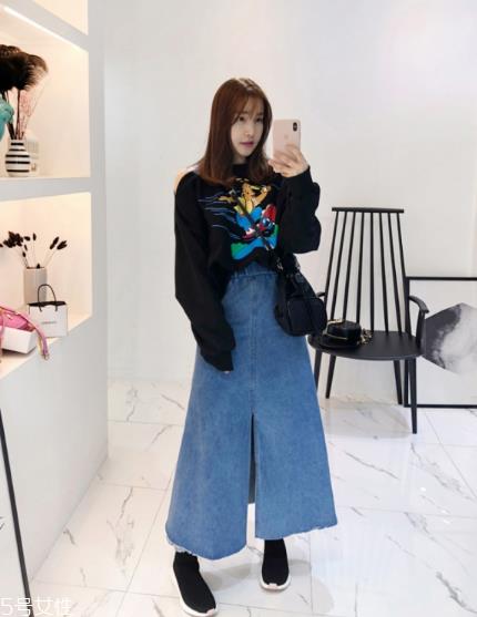卫衣搭配牛仔裙好看吗？瞬间减龄变少女