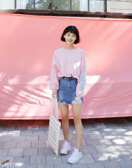 卫衣搭配牛仔裙好看吗？瞬间减龄变少女