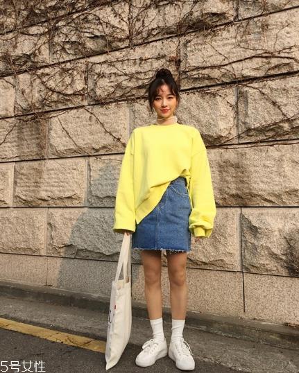 卫衣搭配牛仔裙好看吗？瞬间减龄变少女