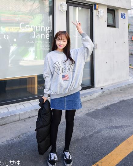 卫衣搭配牛仔裙好看吗？瞬间减龄变少女