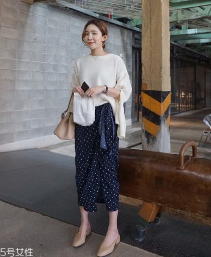 波点裙搭配什么上衣？复古混搭风女王