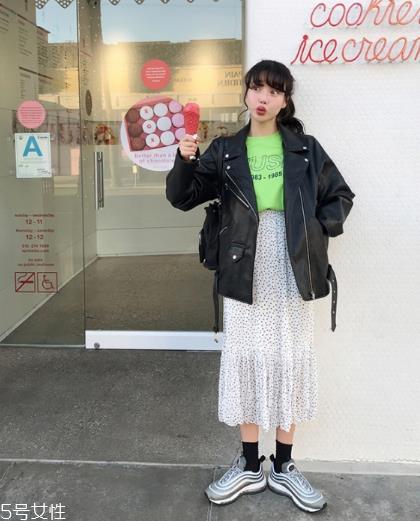 波点裙搭配什么上衣？复古混搭风女王