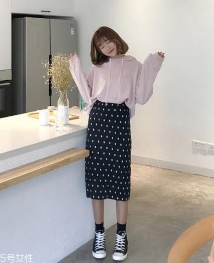 波点裙搭配什么上衣？复古混搭风女王