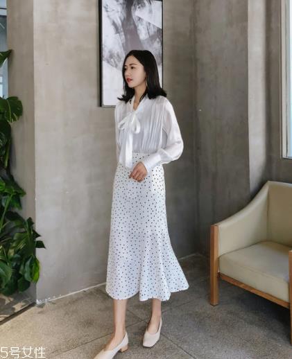 波点裙搭配什么上衣？复古混搭风女王