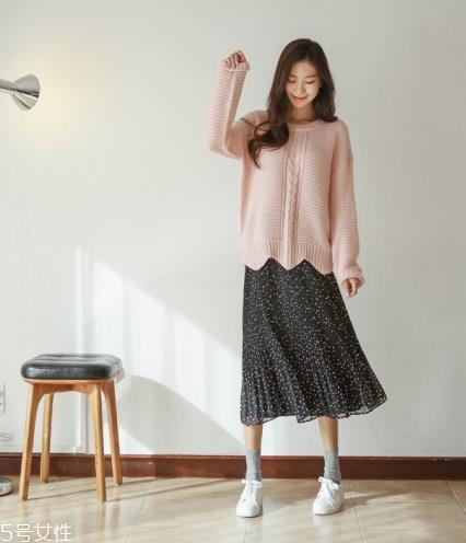 波点裙搭配什么上衣？复古混搭风女王