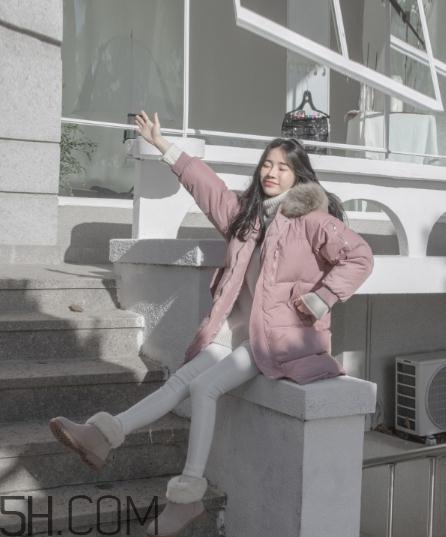 冬天穿白色裤子好看吗？冬天白色裤子搭配图片