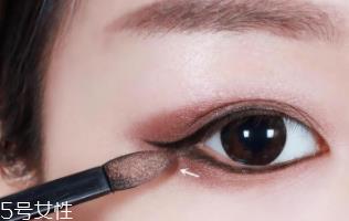 内双怎么画眼影？使用哑光OR微珠光眼影