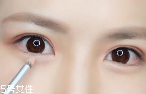 内双怎么画眼影？使用哑光OR微珠光眼影