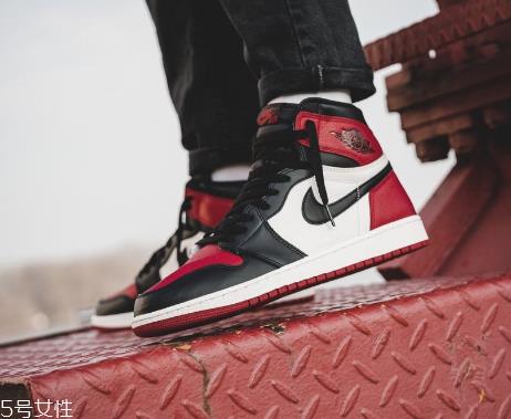 aj1黑红脚趾真假对比 轻松鉴定aj1黑红脚趾