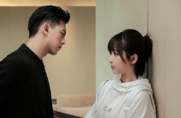 杨紫和李现同班吗 还合作主持过晚会不过杨紫完全没印象