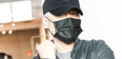 ​吴秀波风波后现身，双鬓全白显憔悴，全程低调躲避镜头拍摄