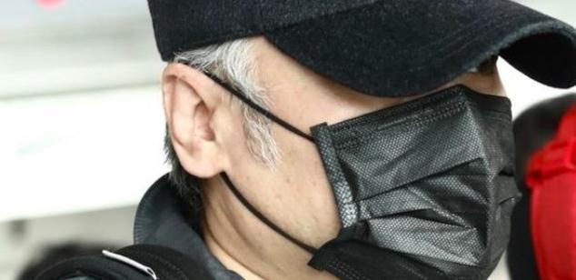 吴秀波风波后现身，双鬓全白显憔悴，全程低调躲避镜头拍摄