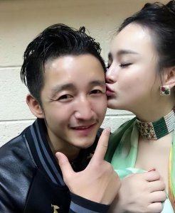 ​邹市明你真狠心！冉莹颖直播时崩溃痛哭，曾一年内被邹市明甩23次