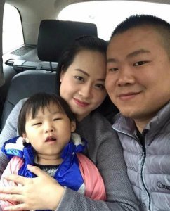 ​岳云鹏一家近照，俩女儿一模一样，这五张照片难怪郭德纲力捧他