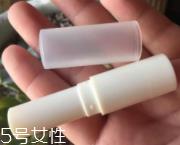 润唇膏要怎么清洁？用前刮掉一层