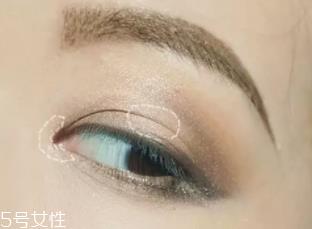 皮肤黑怎么选粉底？至少用两种色号
