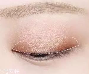 皮肤黑怎么选粉底？至少用两种色号