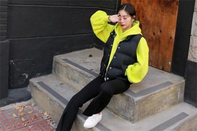 ​羽绒背心里面配什么衣服 温暖和风度并存