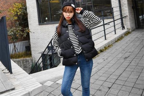羽绒背心里面配什么衣服 温暖和风度并存