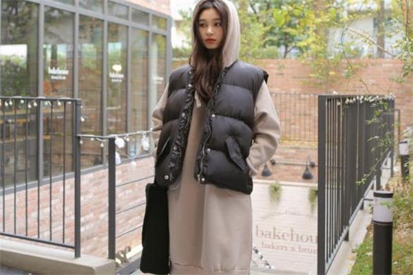 羽绒背心里面配什么衣服 温暖和风度并存