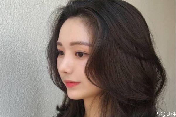 烫完头发多久可以洗呢 烫发完有什么注意的呢
