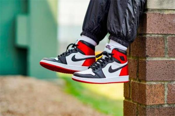 aj1红丝绸真假对比 aj1红丝绸黑脚趾真假鉴定