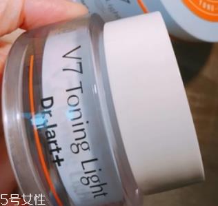 面霜和素颜霜可以同时用吗？面霜用量不要太多