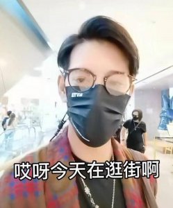 ​53岁张敏与男友同框，现身商场逛街画面甜蜜，两人此前被曝已结婚