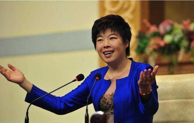 于丹现状曝光：从万人追捧到全体封杀，如今退出银幕却豪车遍地