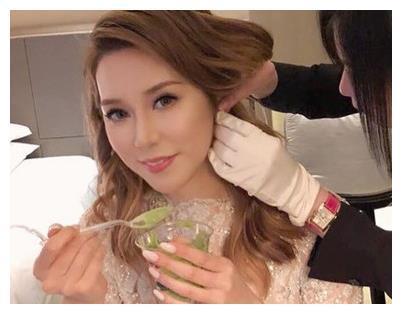 嫁豪门婚礼花费超七亿，八年生四子获上亿奖励，37岁封肚不再生