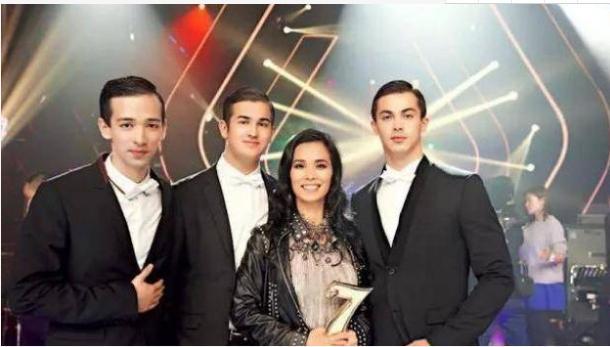 韦唯和儿子近照曝光，二婚老公似明星，三个儿子高大帅气